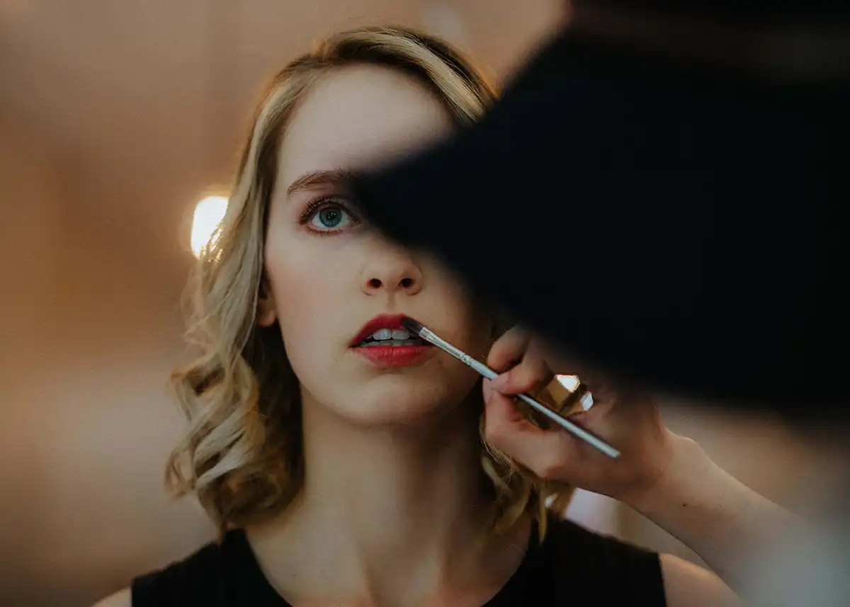 Authentischen Make-up-Beratung roter Lippenstift